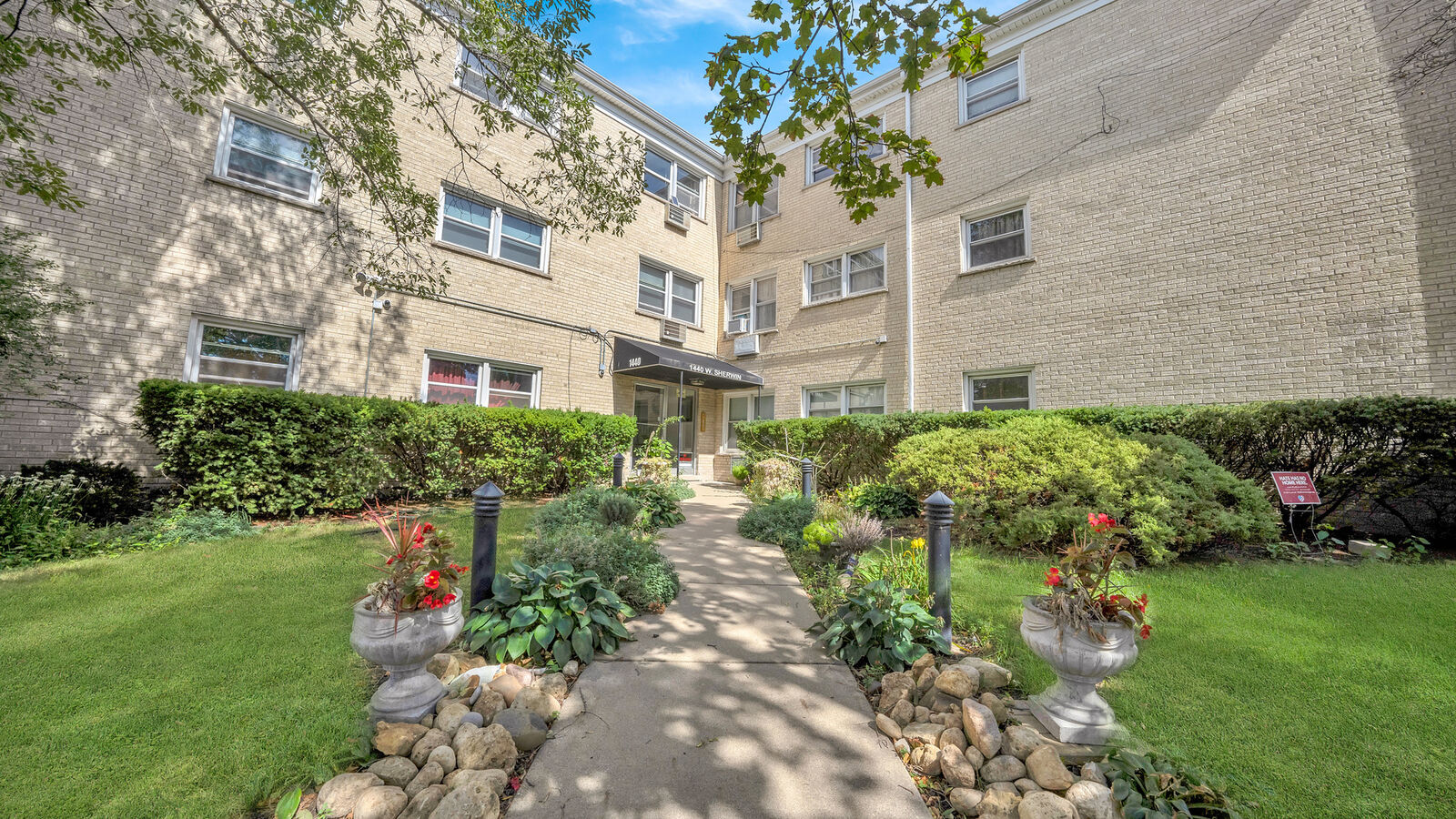 Property Photo: 1440 W Sherwin Avenue 104 IL 60626