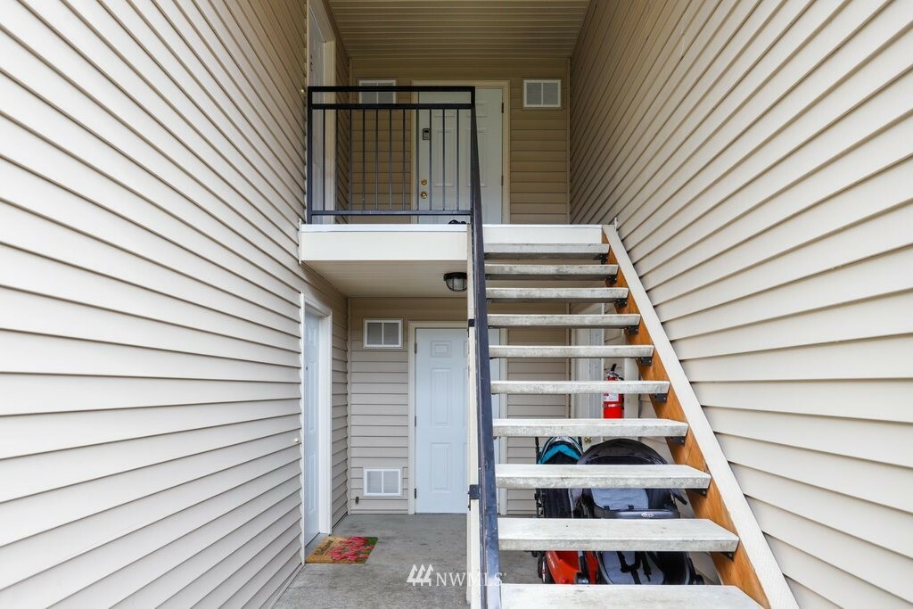 Property Photo: 1227 Broadway WA 98201