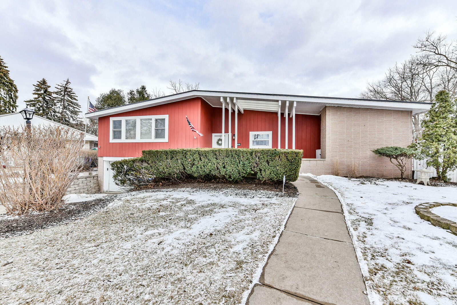 Property Photo: 10063 W Grantosa Dr WI 53222
