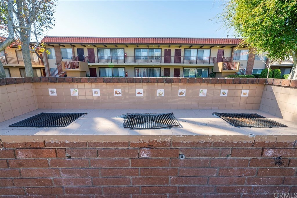 Property Photo:  1400 W Warner Avenue 37  CA 92704 