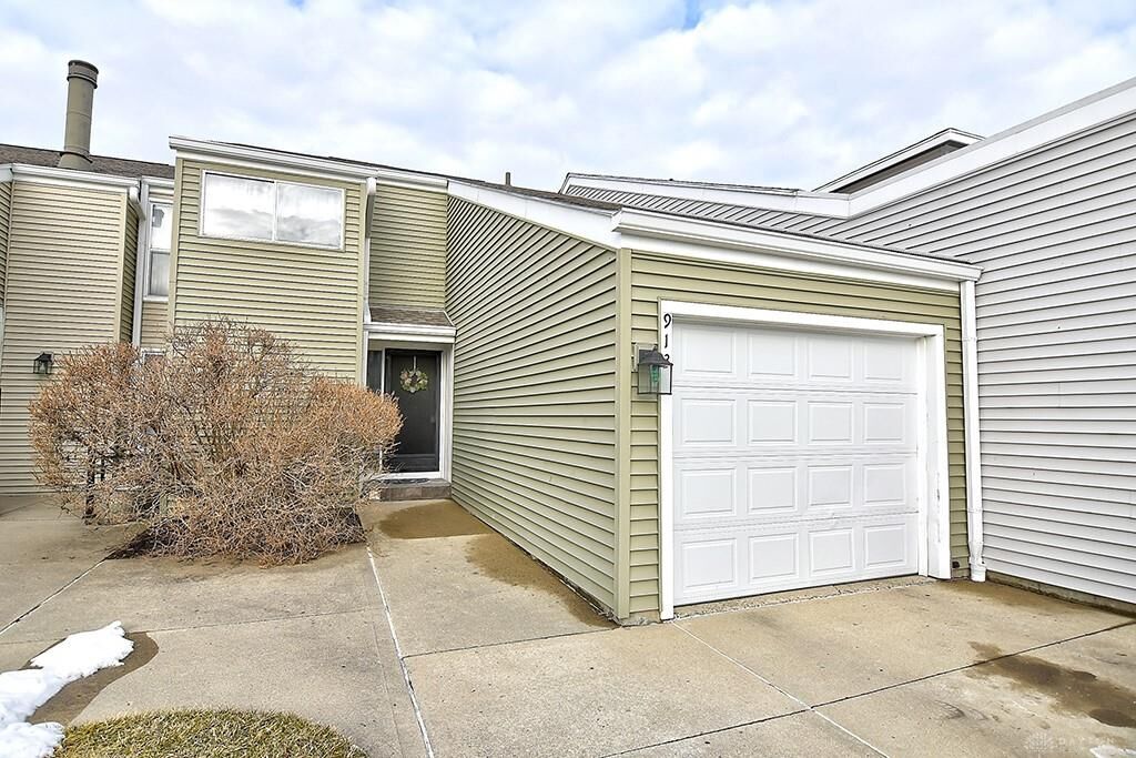 Property Photo: 913 Windom Square OH 45458