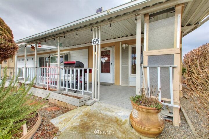 Property Photo:  1402 22nd Street NE 65  WA 98002 