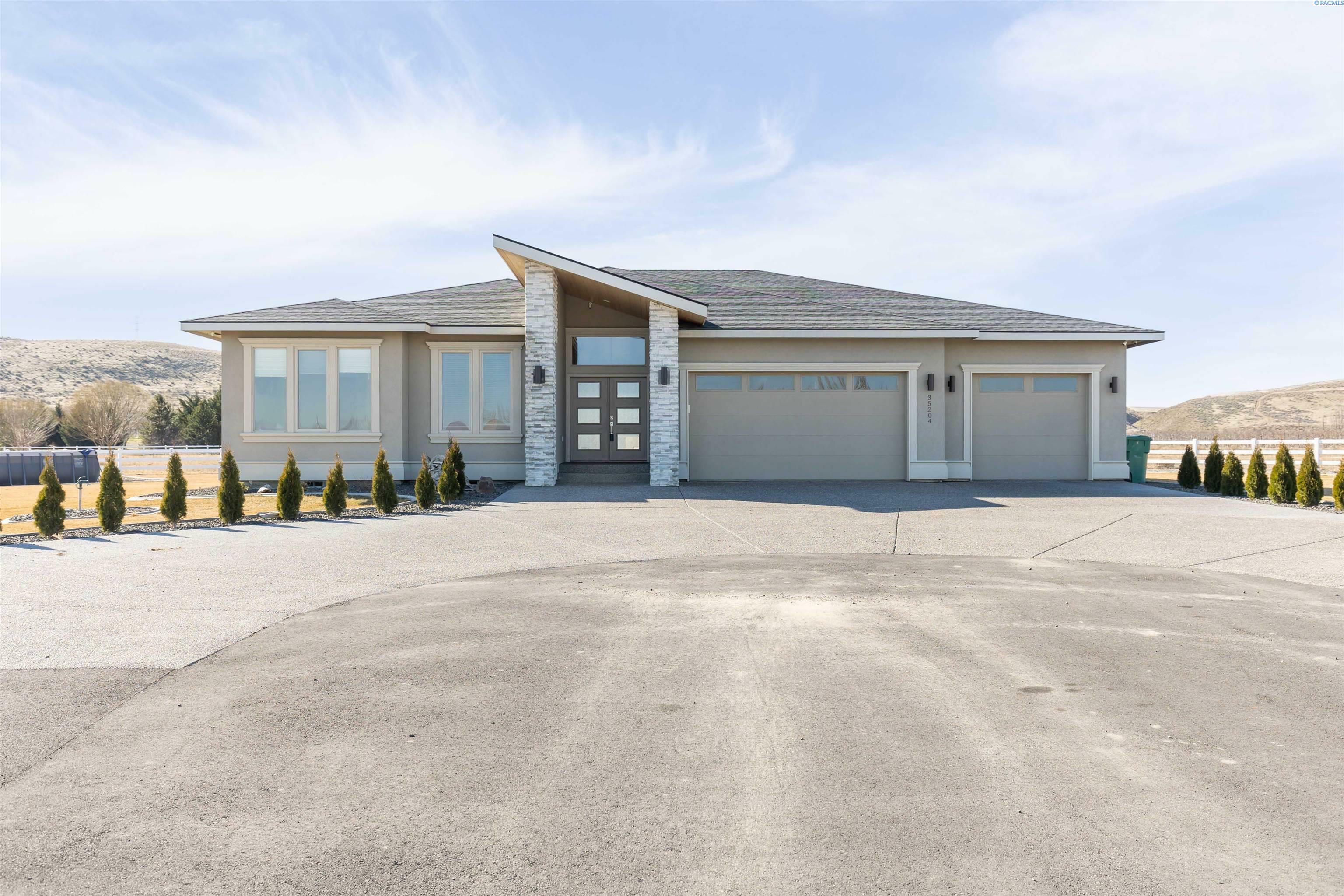 Property Photo: 35204 S Hawks Tree Prse WA 99337