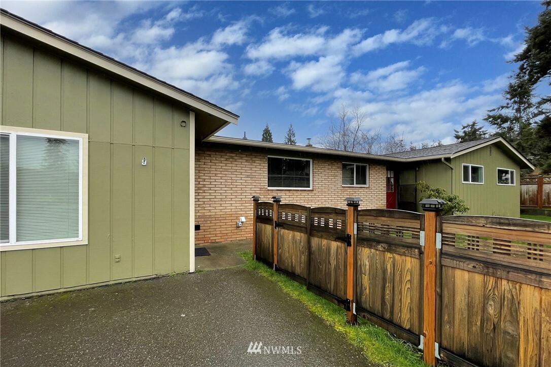 Property Photo:  2707 S Laurel Street  WA 98362 