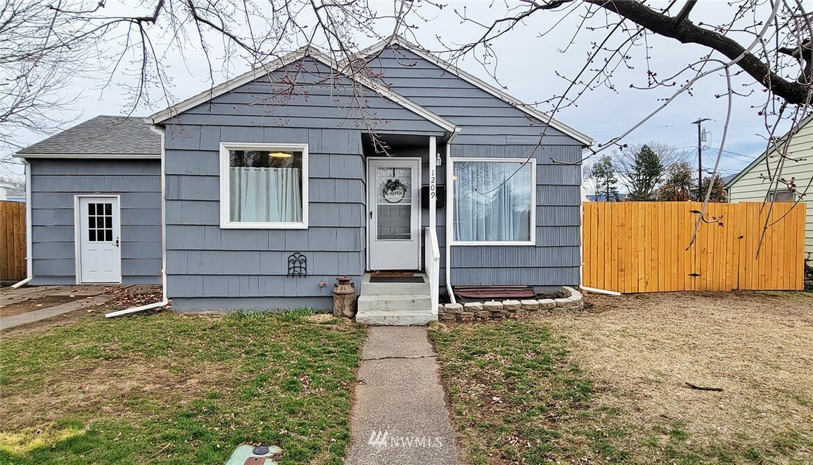 Property Photo:  1209 Tillamook Street  WA 99362 