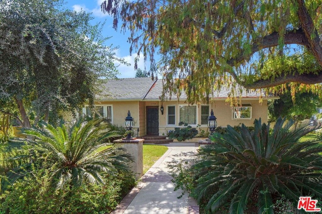 Property Photo:  11758 La Maida Street  CA 91607 