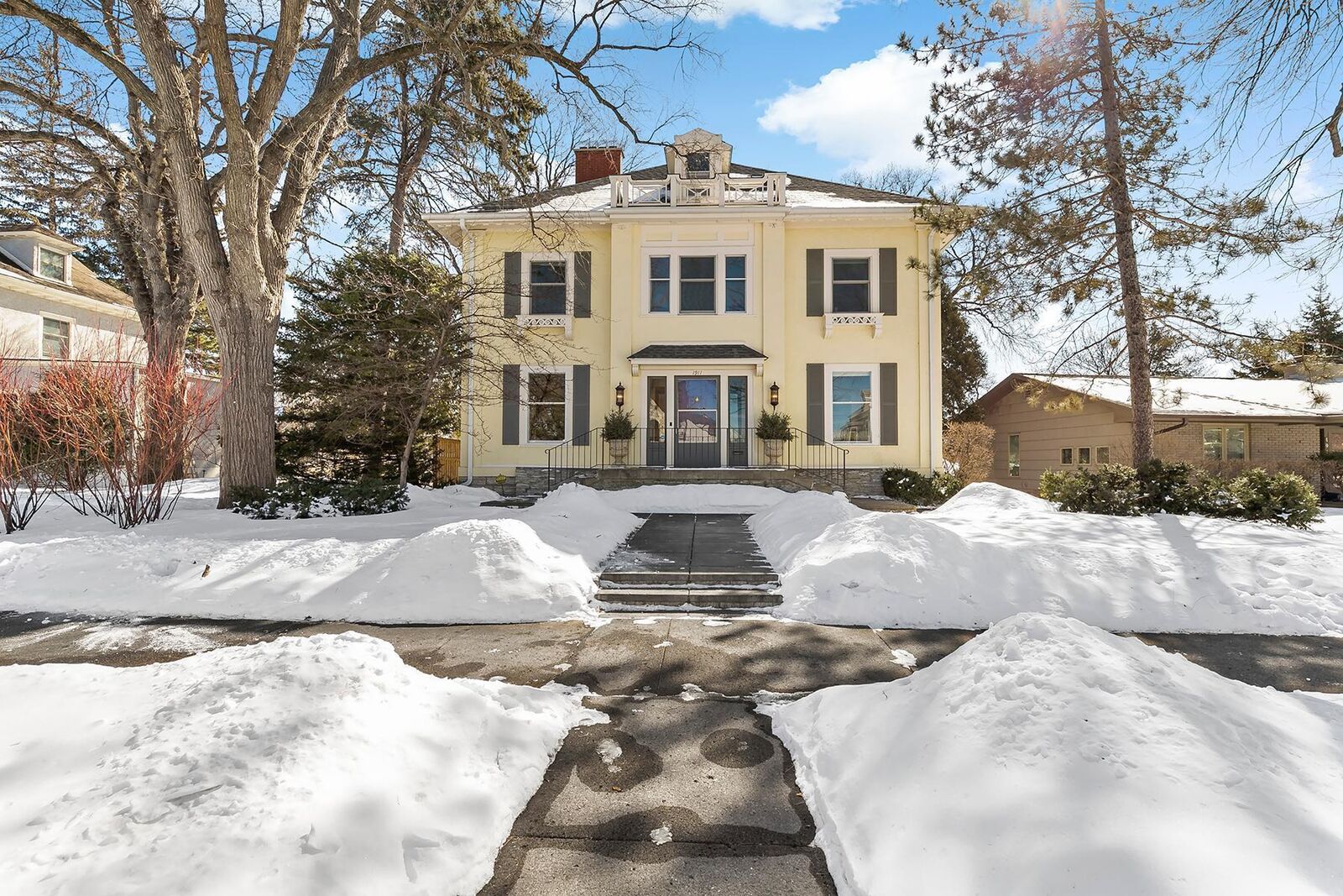 Property Photo:  1911 Kenwood Parkway  MN 55405 