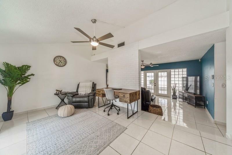 Property Photo: 432 Bonnie View Drive FL 33594