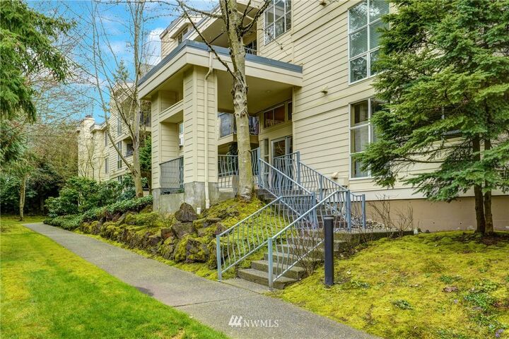 Property Photo: 424 102nd Avenue SE 205 WA 98004