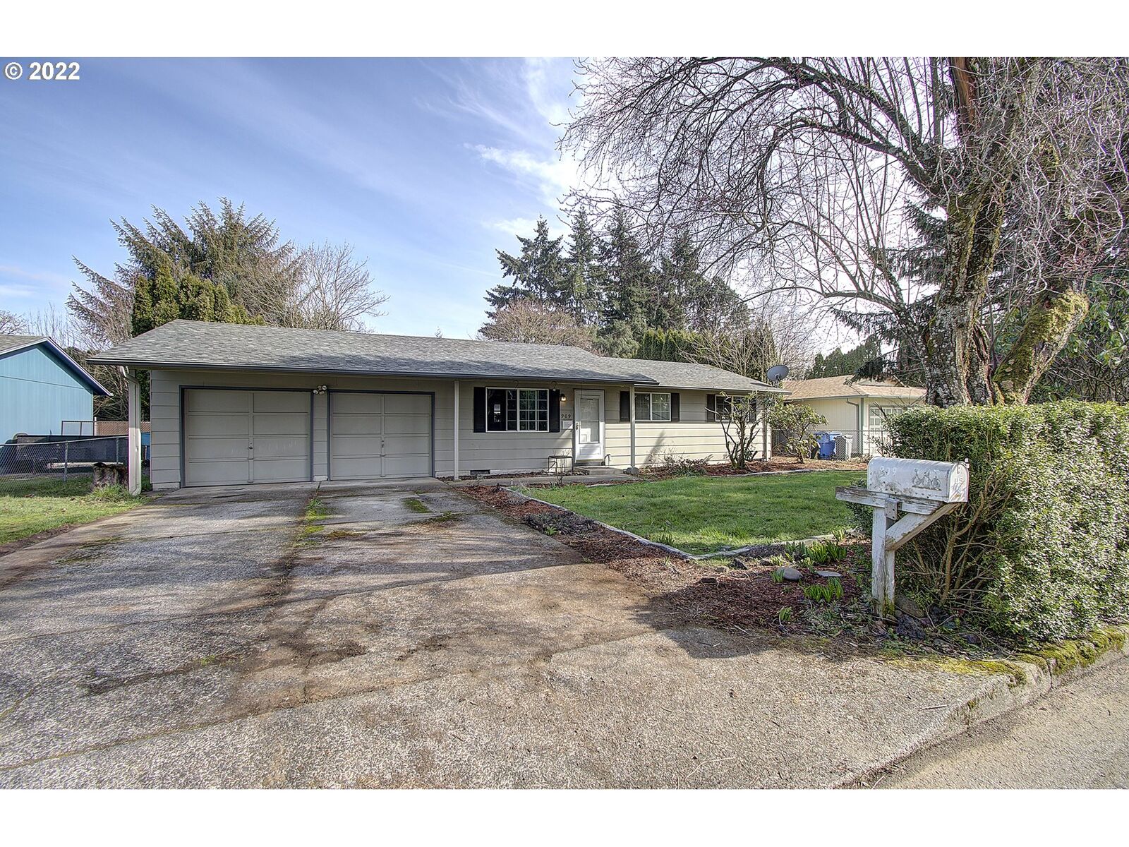 Property Photo:  909 SE 122nd Ave  WA 98683 