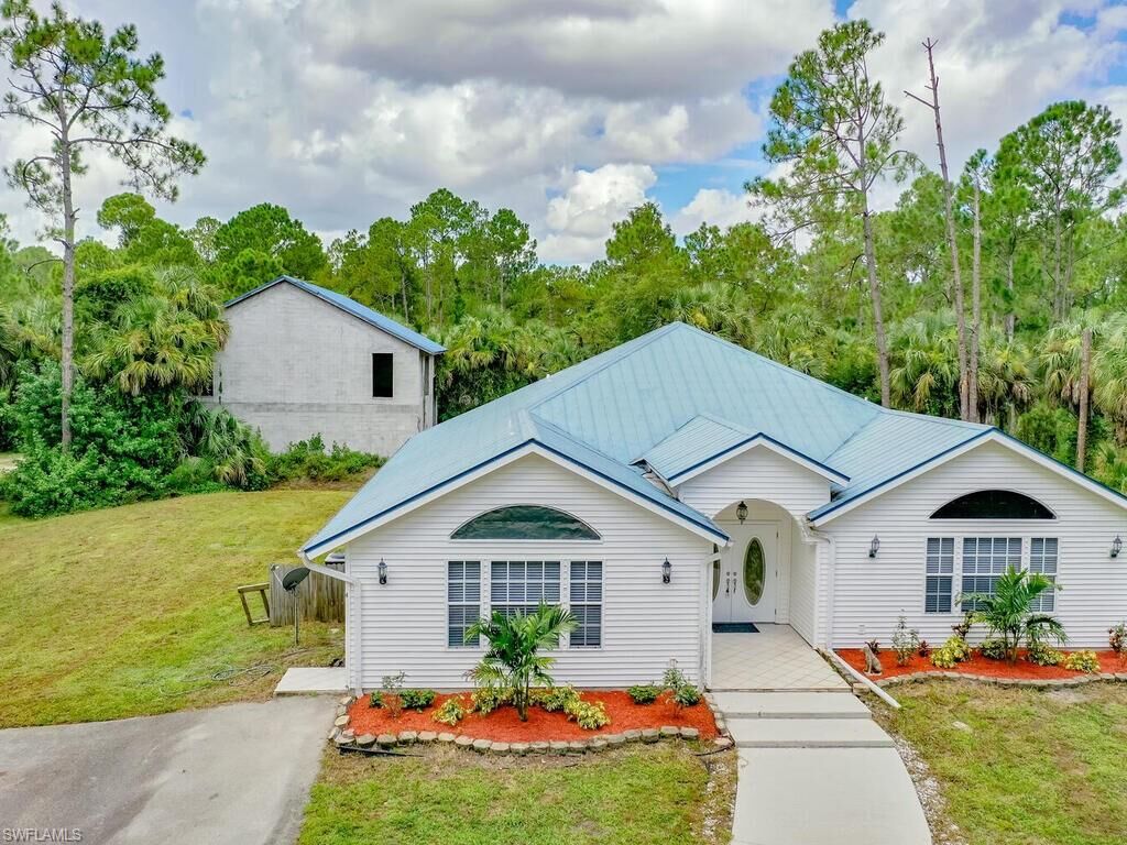 Property Photo:  625 6th St NE  FL 34120 