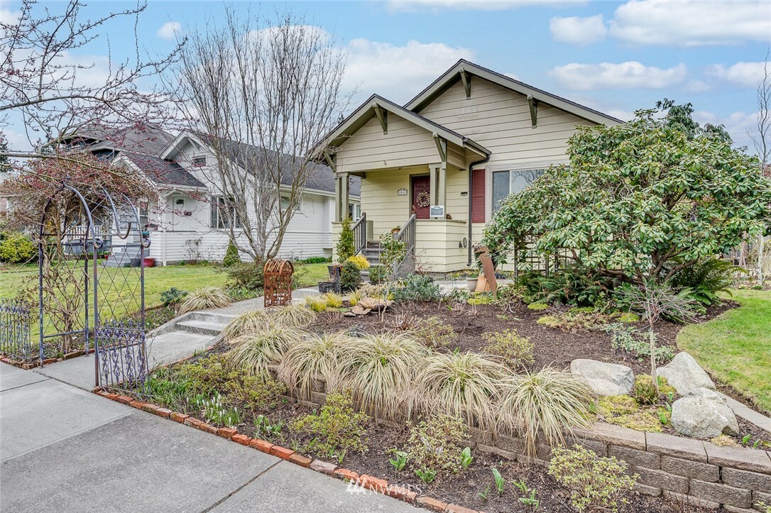 Property Photo:  1811 Baker Avenue  WA 98201 