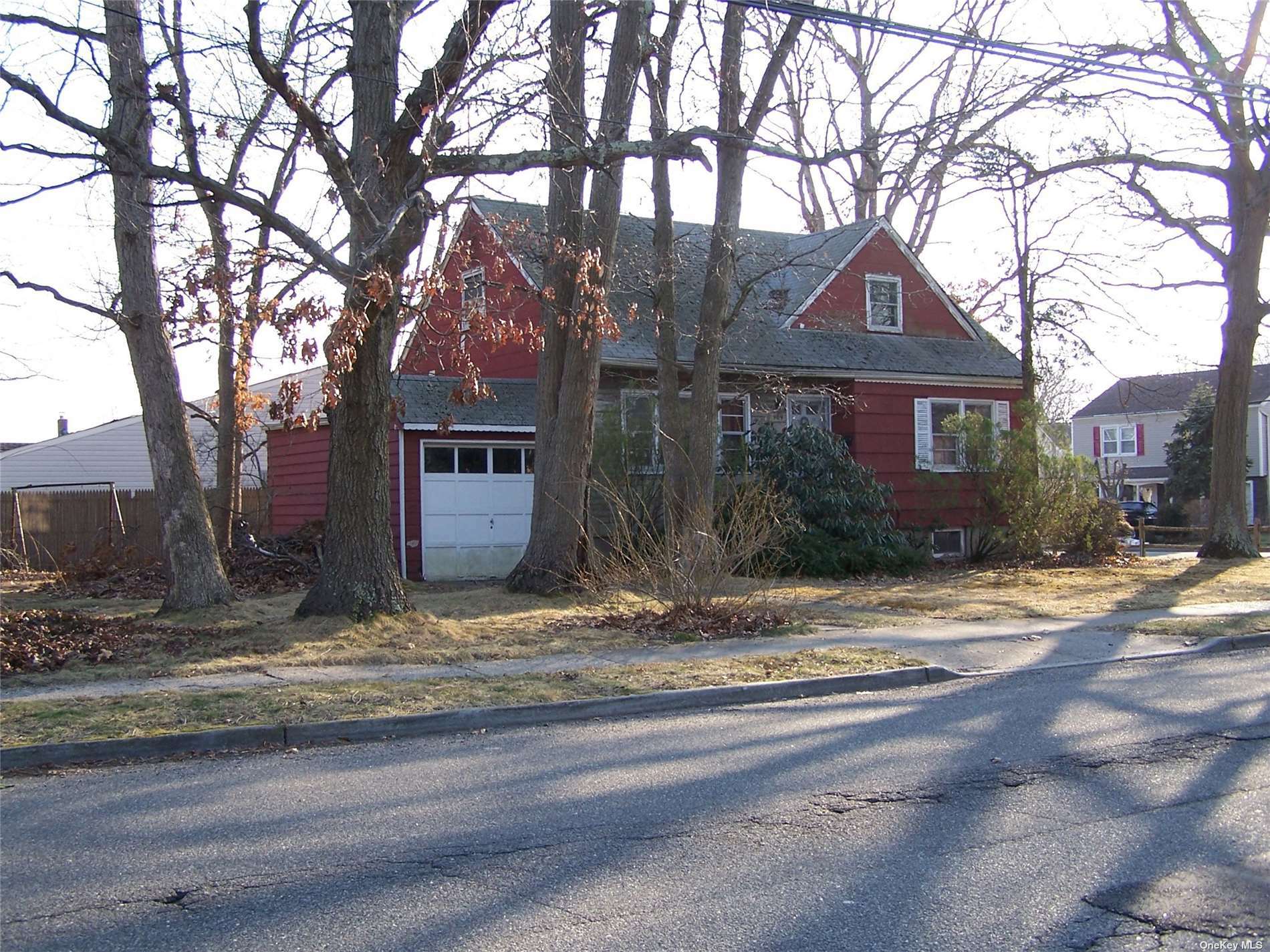 Property Photo:  909 Oak Street  NY 11710 