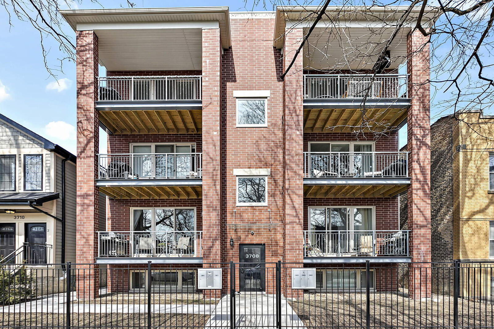 Property Photo:  3708 W Cornelia Avenue 1W  IL 60618 