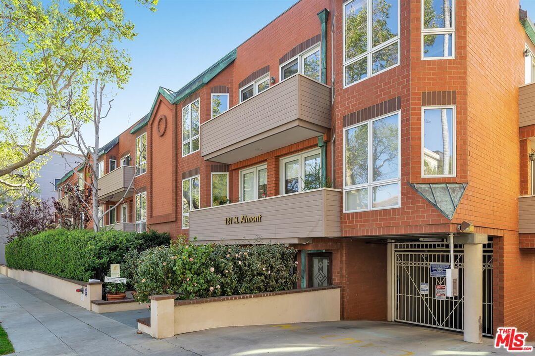 Property Photo: 121 N Almont Dr 301 CA 90211