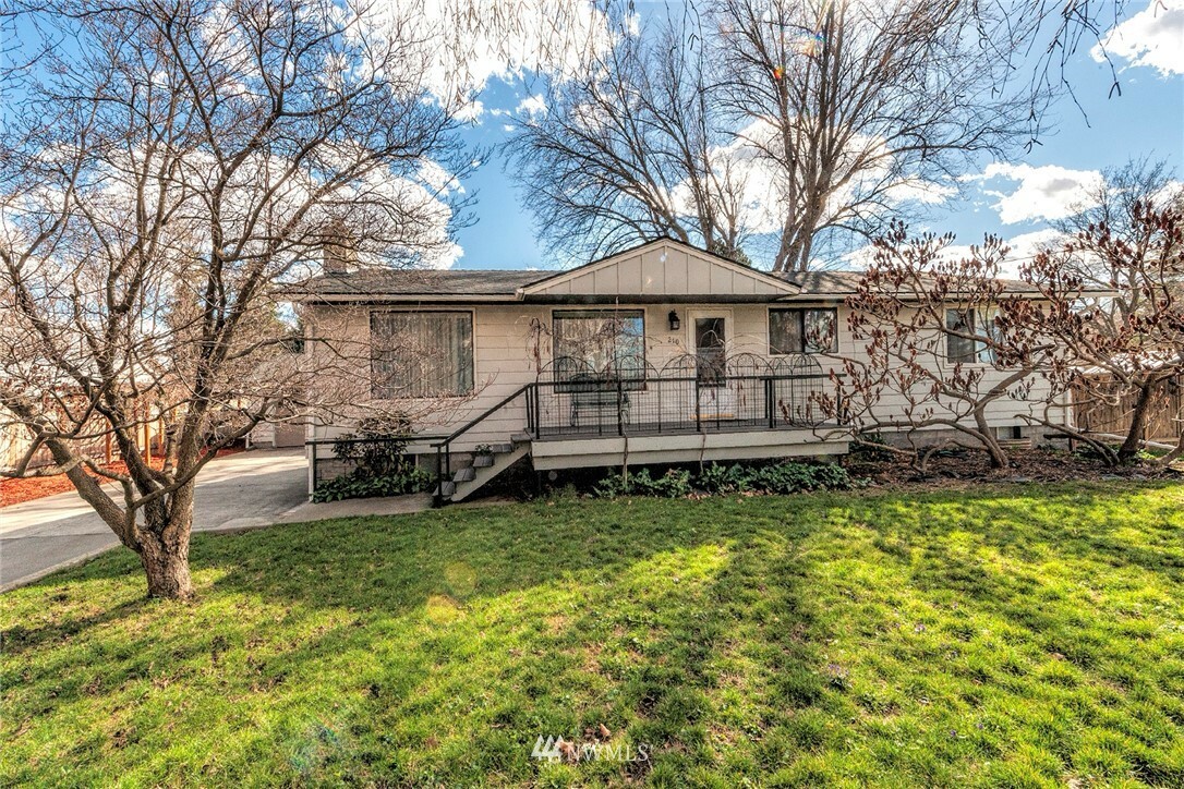 Property Photo: 210 E 7th Street WA 99361