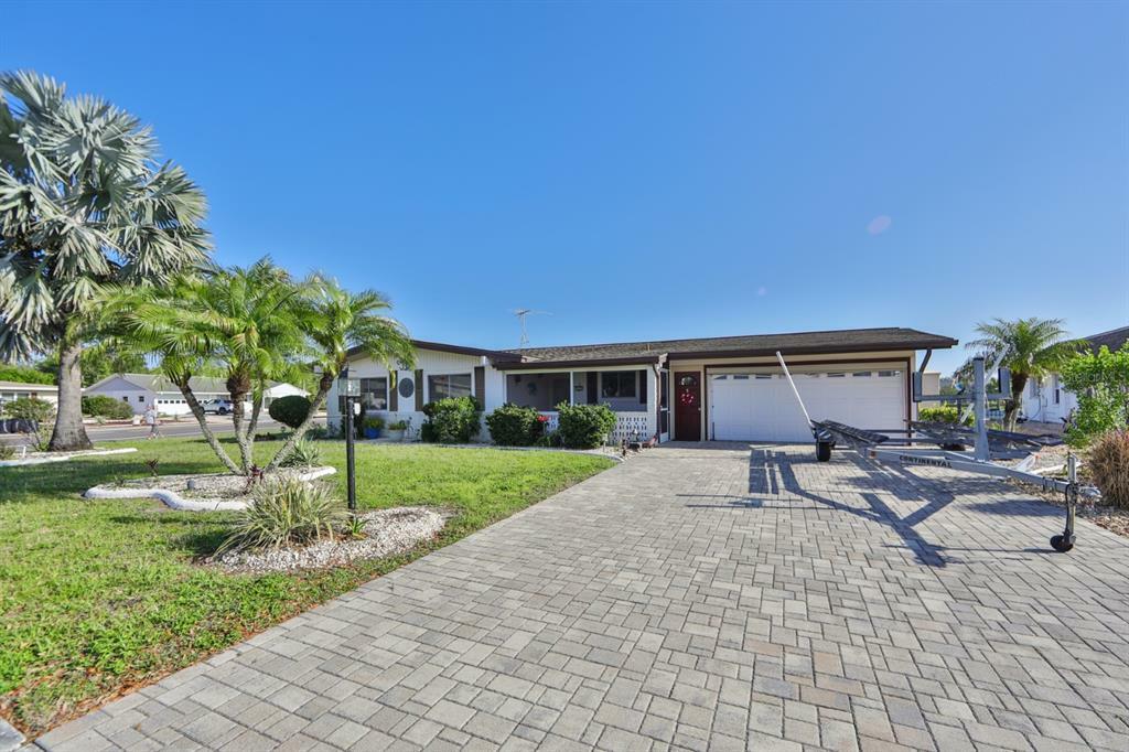 Property Photo:  1423 Seton Hall Drive  FL 33573 