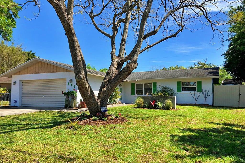 Property Photo: 927 68th Street NW FL 34209