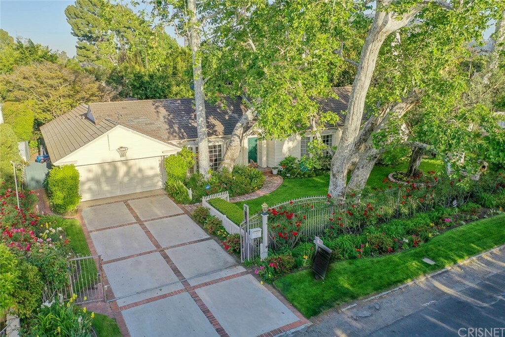 Property Photo: 4714 Sancola Avenue CA 91602