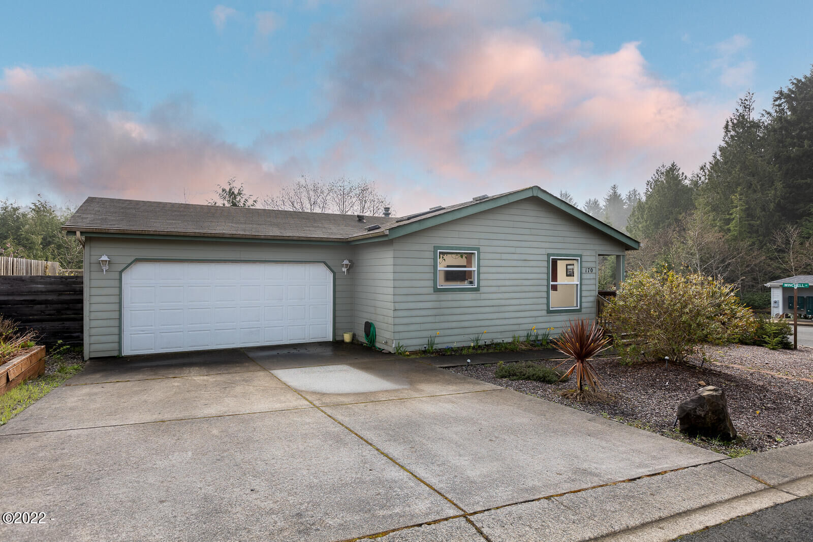 Property Photo: 170 SE Fair Wind Court OR 97341