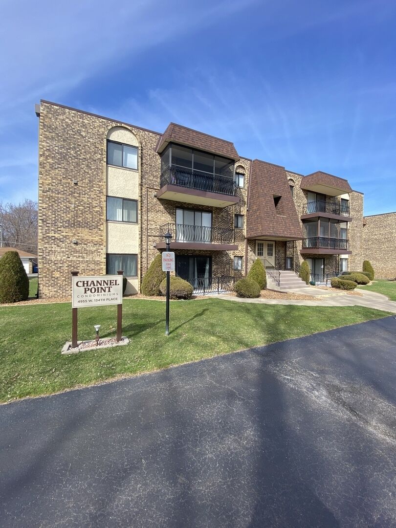 Property Photo: 4955 134th Place 2B IL 60418