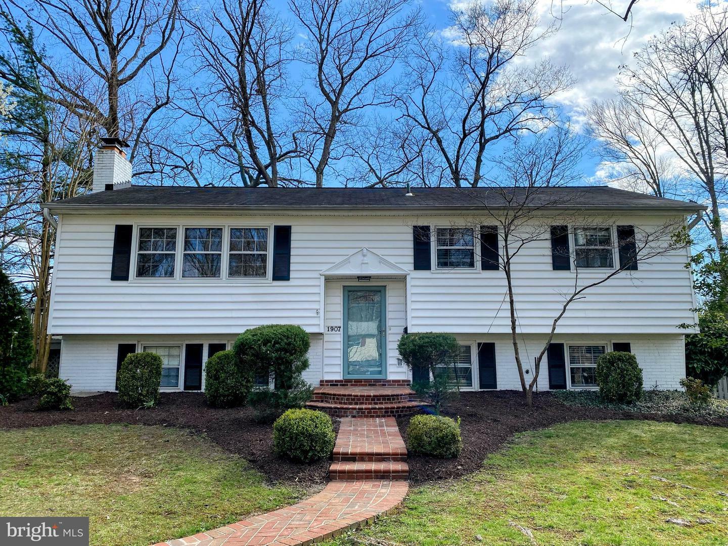 Property Photo:  1907 Rampart Drive  VA 22308 