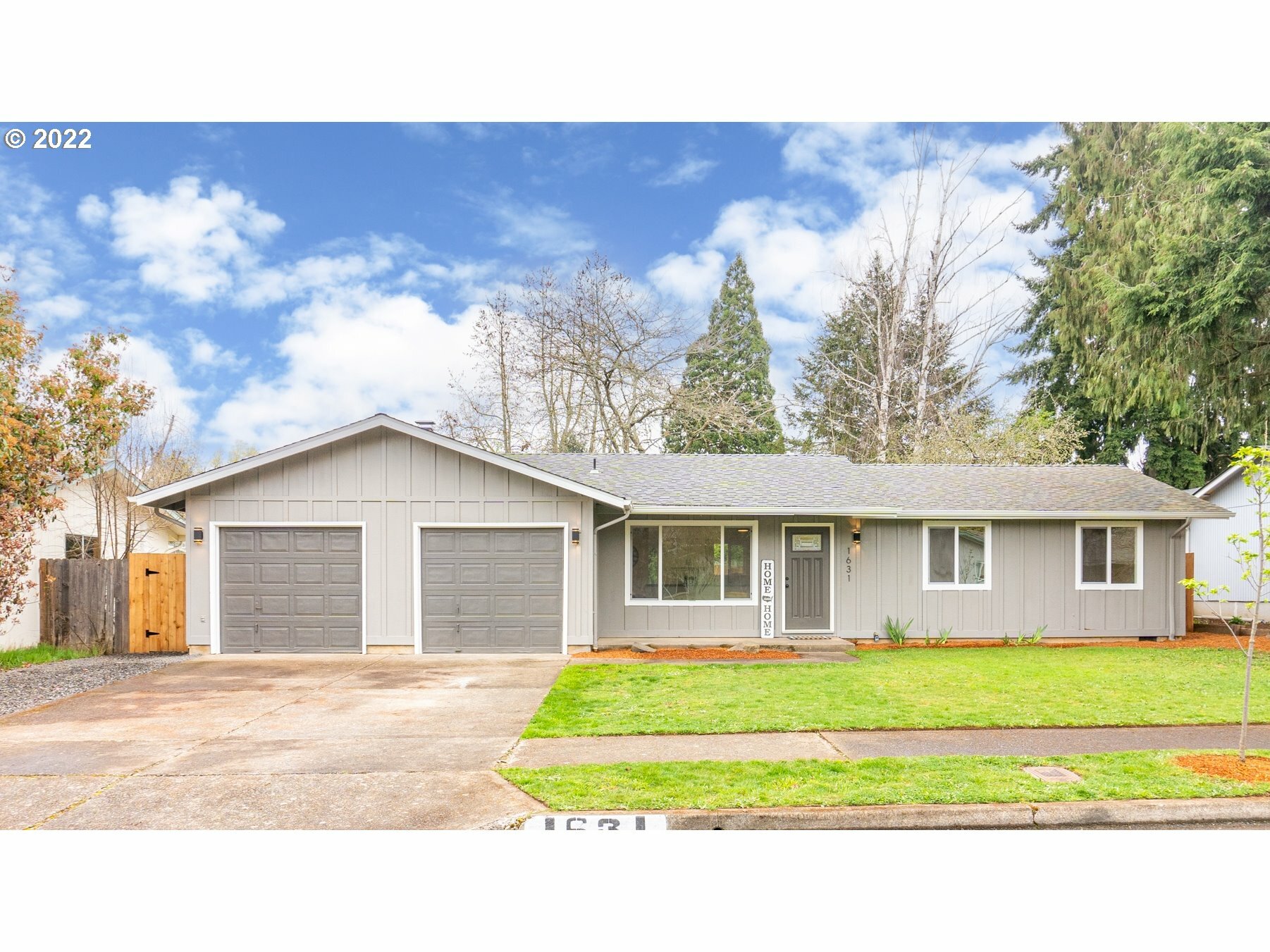 Property Photo: 1631 Brittany St OR 97402