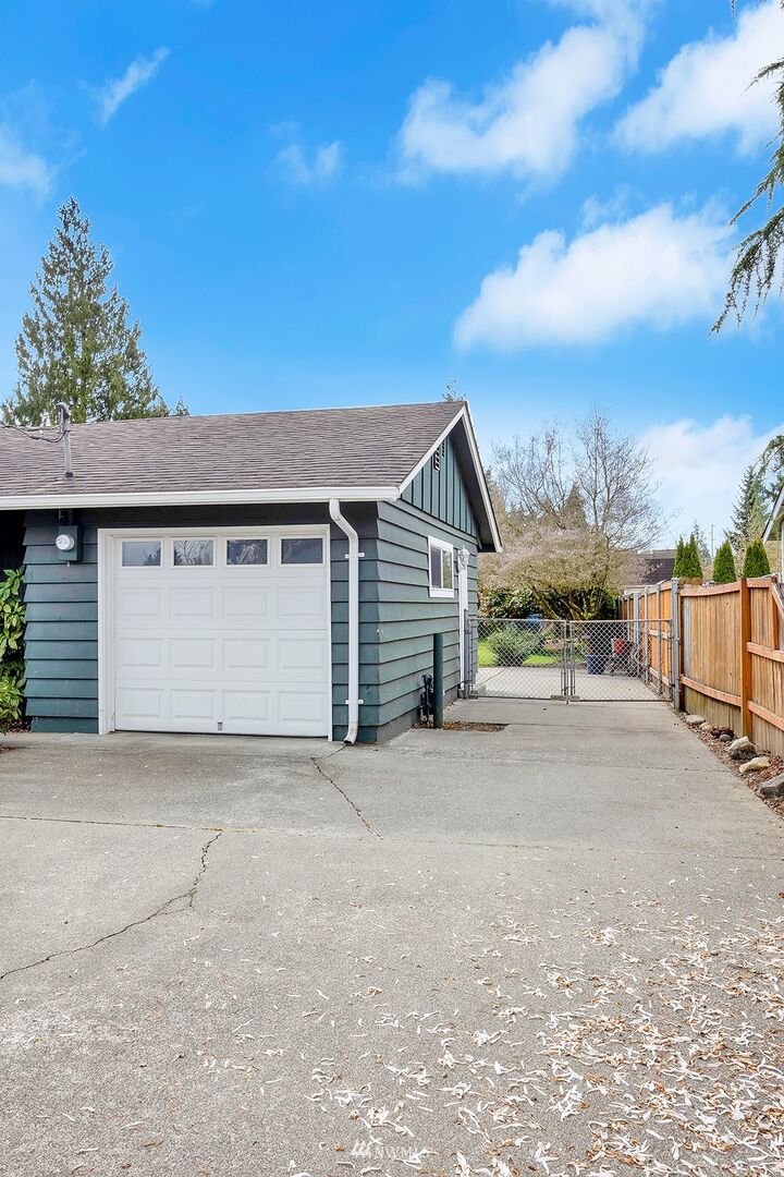 Property Photo:  1220 24th Street SE  WA 98002 