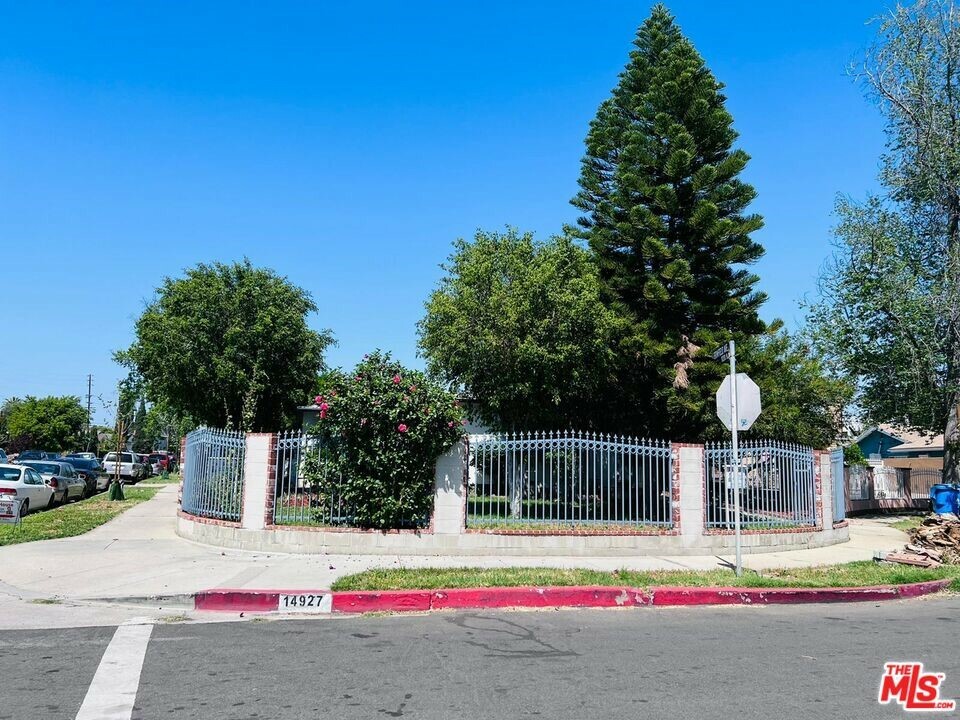 Property Photo:  14927 Titus Street  CA 91402 