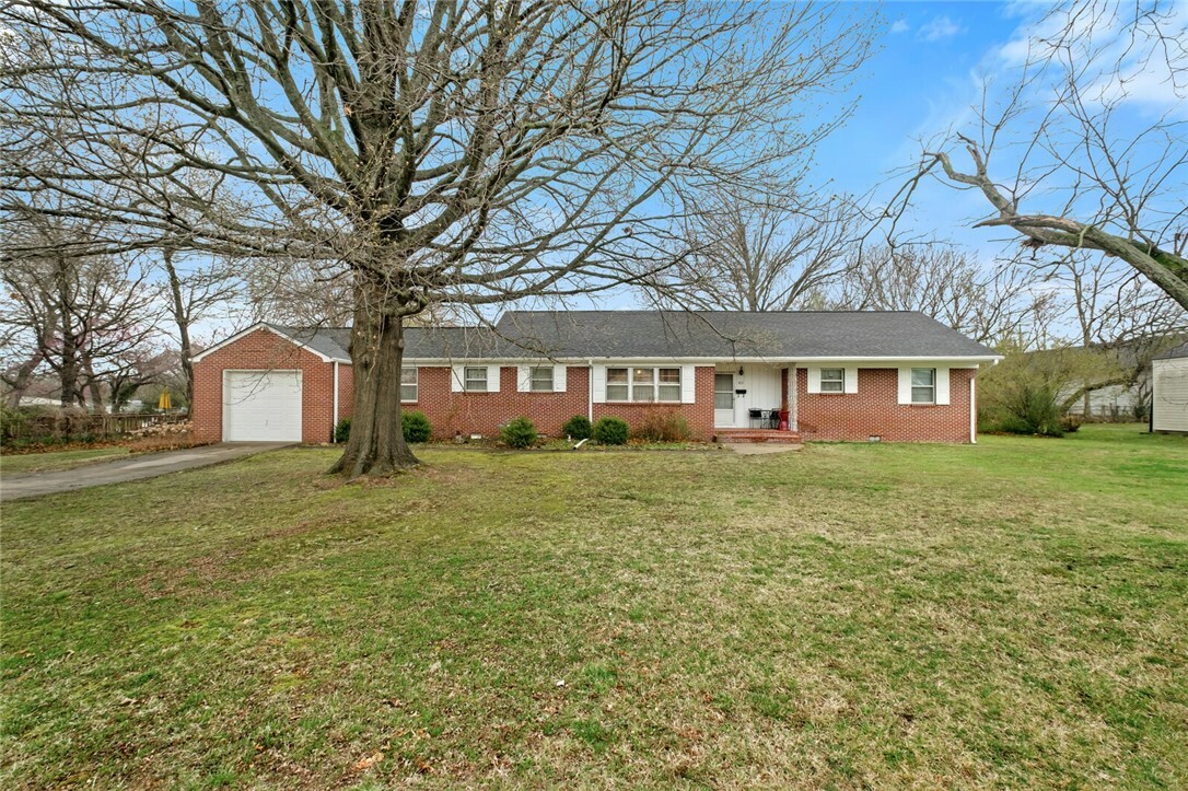 Property Photo:  923 S Mount Olive Street  AR 72761 