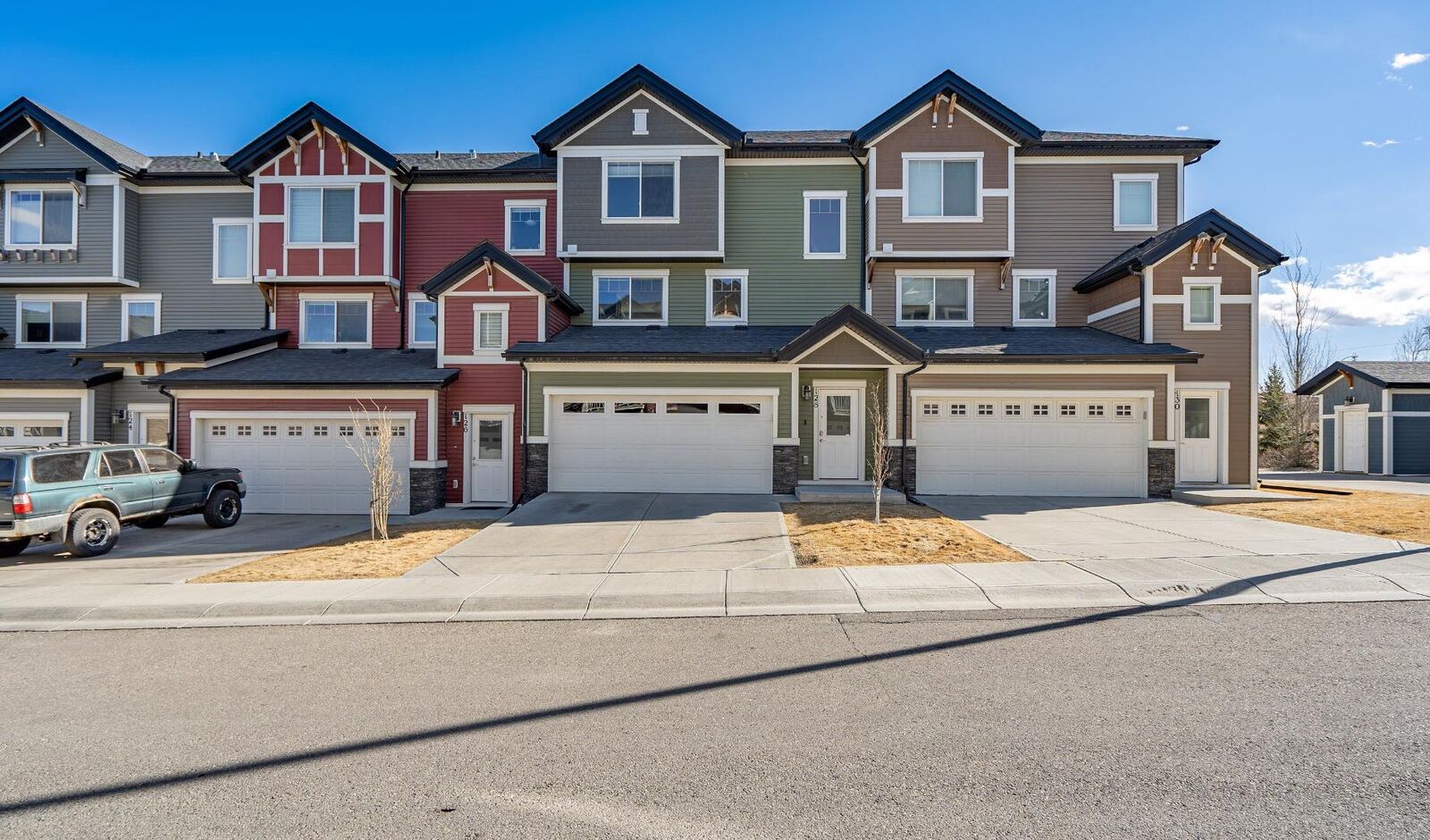 Property Photo: 128 Nolan Hill Heights NW AB T3R 0S5