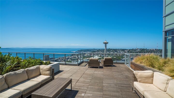 Property Photo:  583 Battery St 3207N  WA 98121 