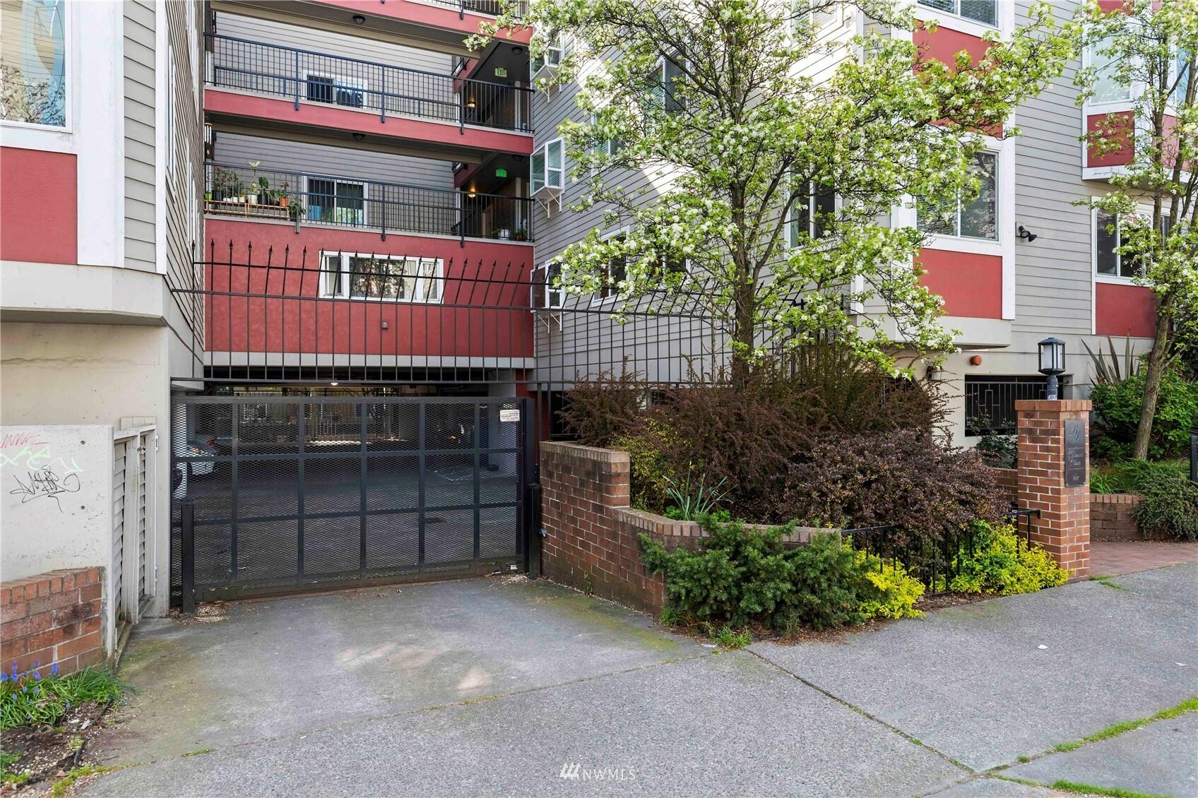 Property Photo:  1617 Summit Avenue 11  WA 98122 