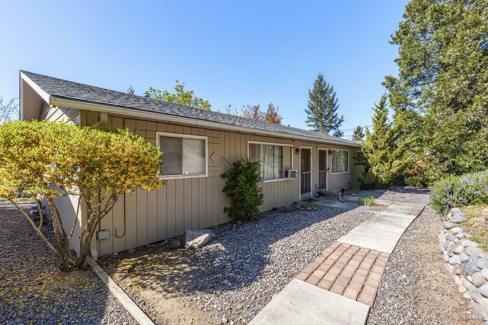 Property Photo: 540 S 5th Street A-B OR 97530