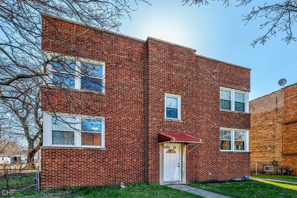 Property Photo: 6725 N Seeley Avenue 2N IL 60645
