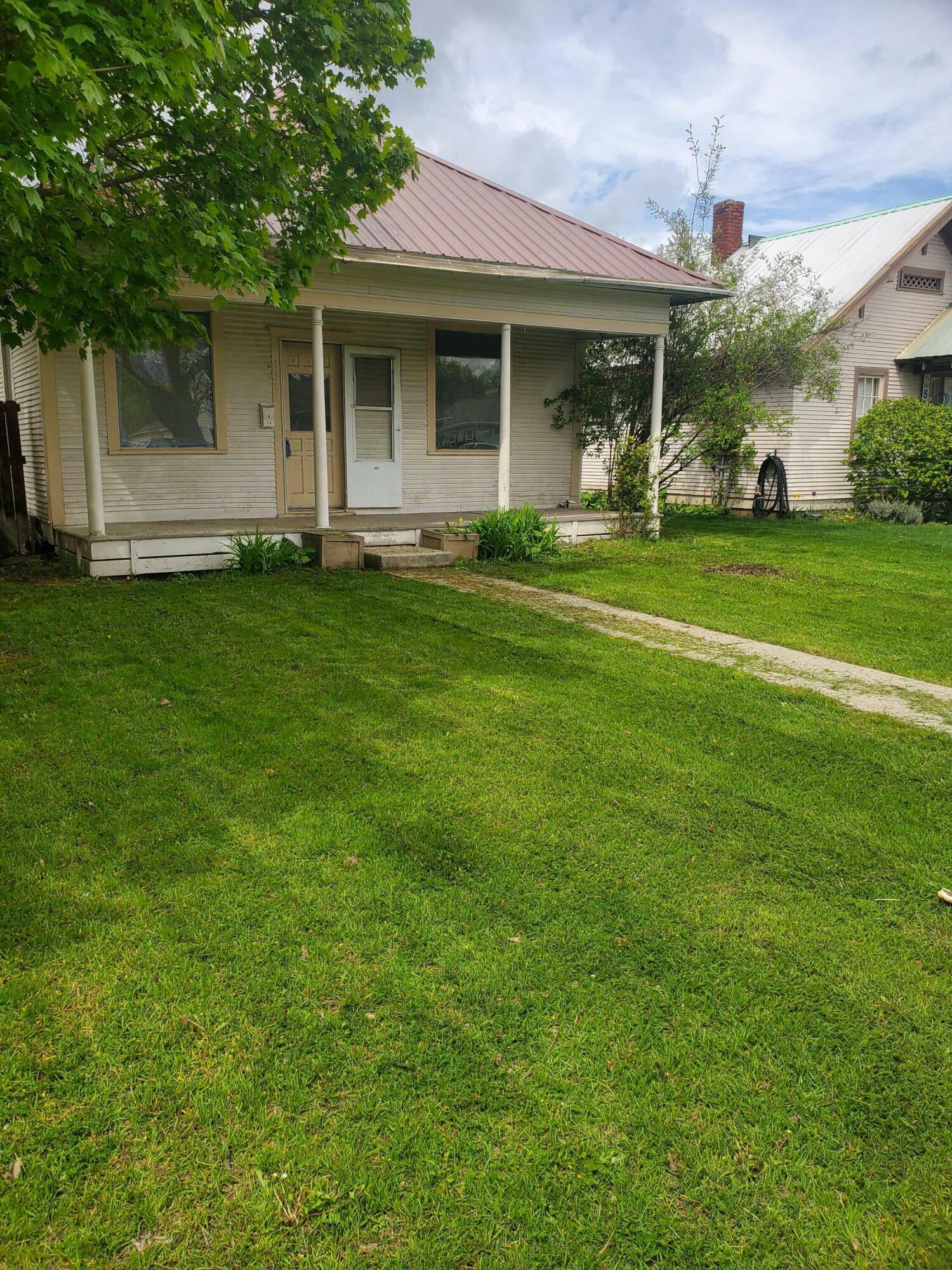 Property Photo:  139 N Elm St  WA 99114 