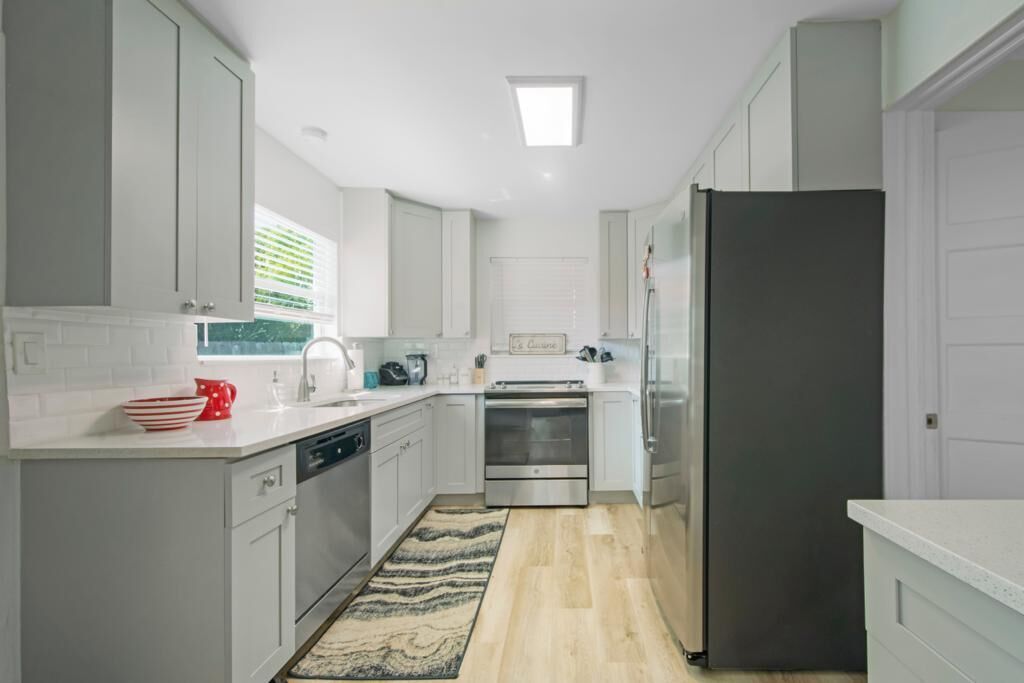 Property Photo:  113 S Federal Highway  FL 33460 