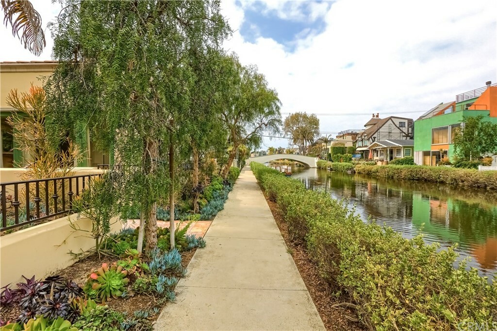 Property Photo:  414 Carroll Canal  CA 90291 