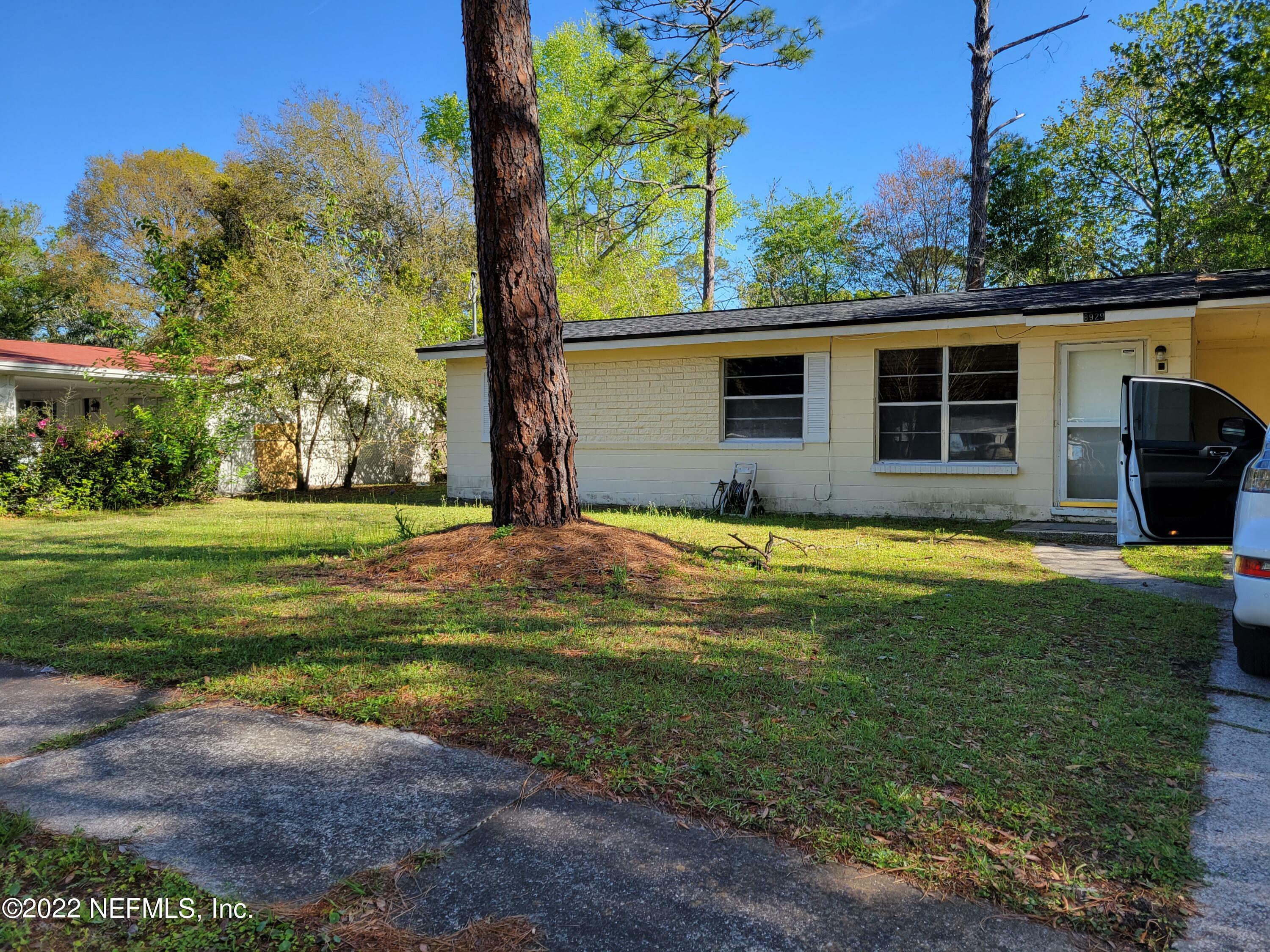 Property Photo:  8929 Yeoman Drive  FL 32208 