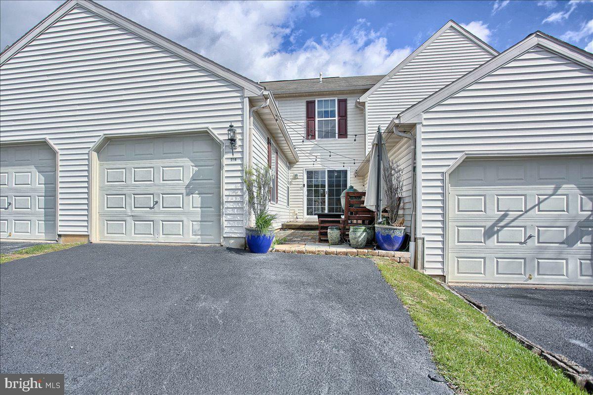 Property Photo: 724 E Newport Road PA 17543