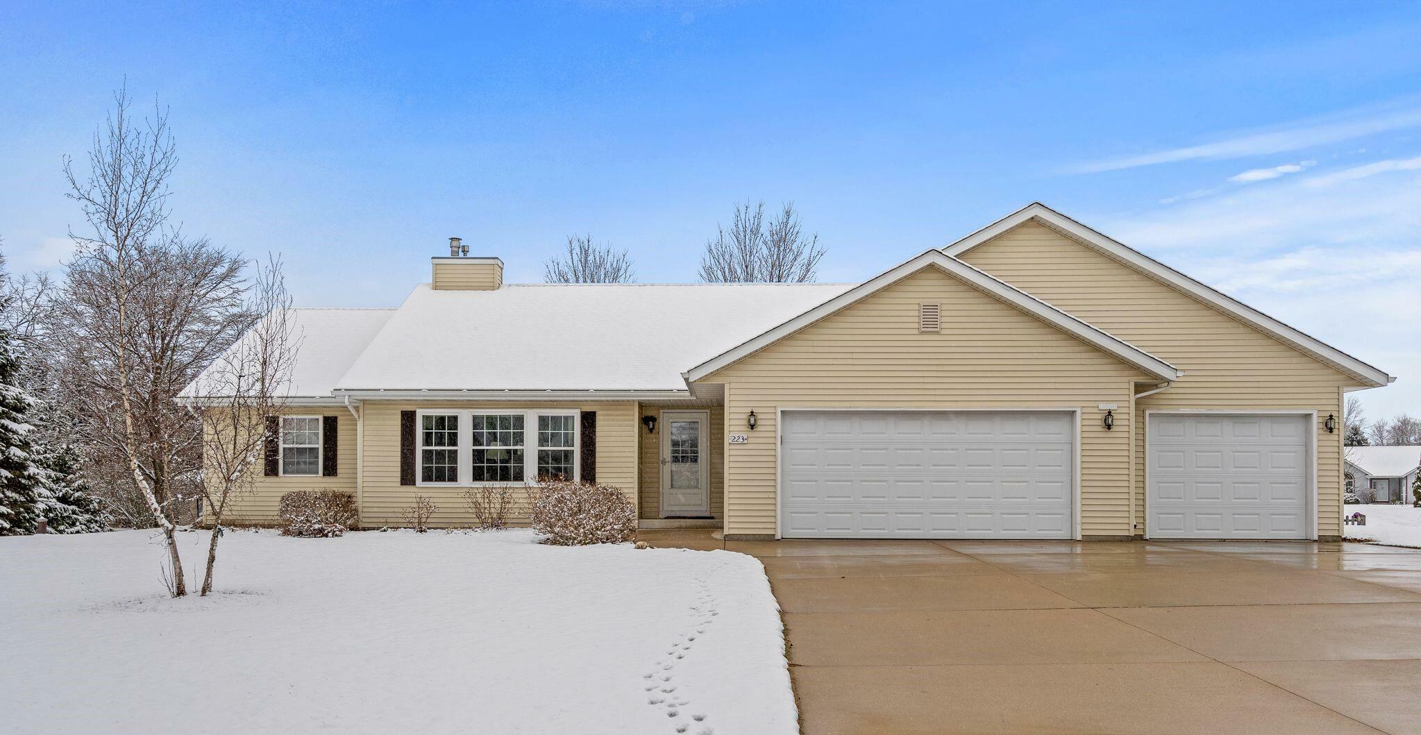 Property Photo:  223 Quail Cir  WI 53090 