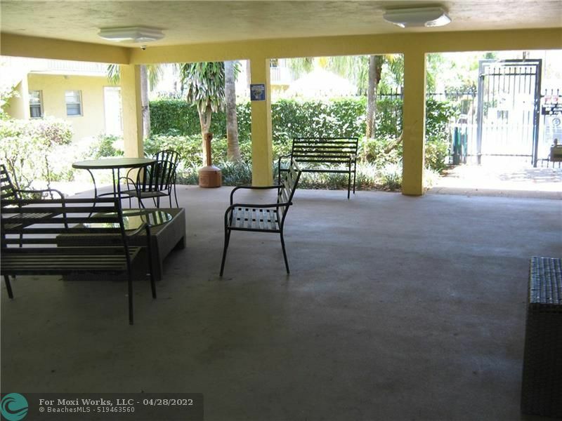 Property Photo: 5162 NE 6th Ave 317 FL 33334