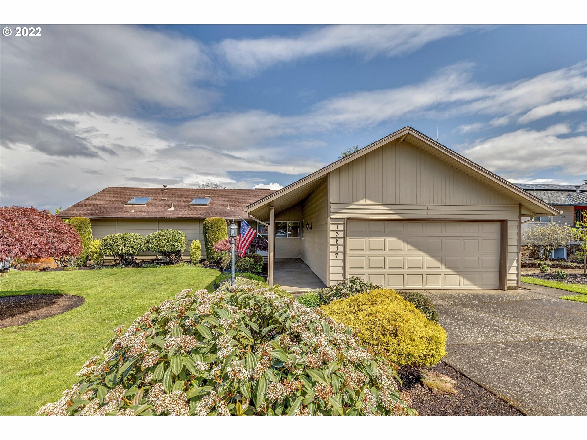 Property Photo:  13817 NE Klickitat Ct  OR 97230 