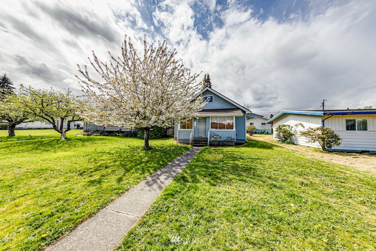 Property Photo:  916 E 7th Street  WA 98362 