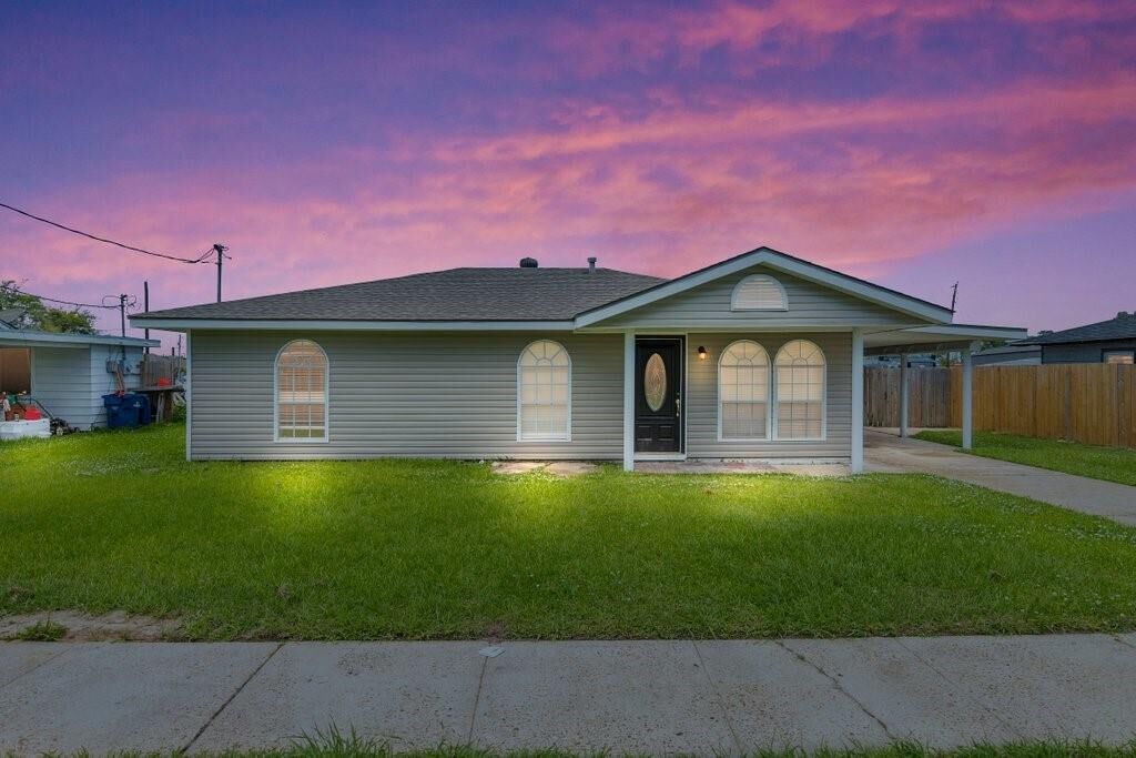 Property Photo:  1105 Texas Street  LA 70663 