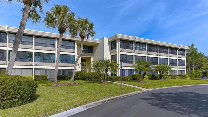 Property Photo: 225 Hourglass Way 104 FL 34242