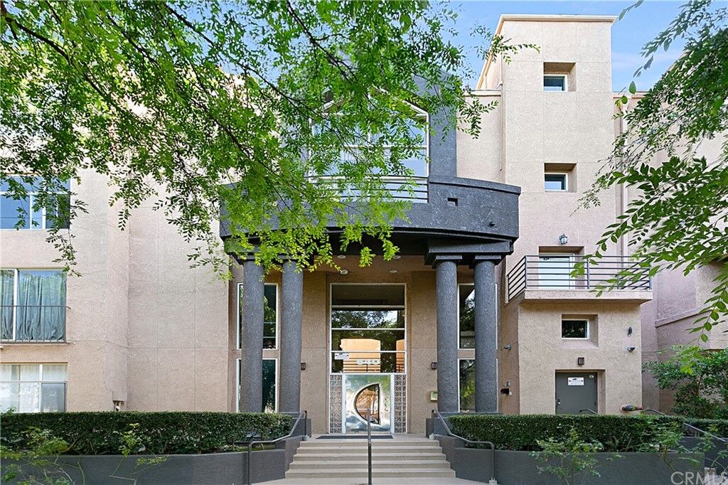 Property Photo: 640 W 4th Street 205 CA 90802