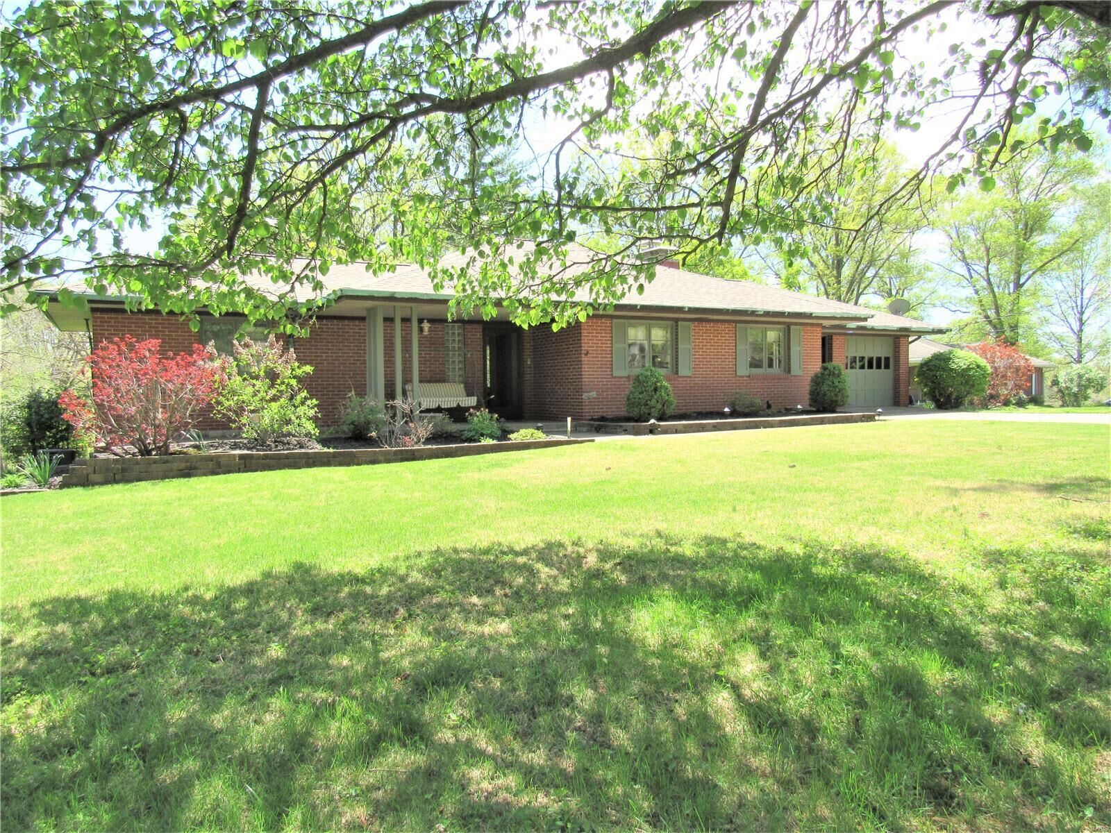 Property Photo:  26 Frontenac Place  IL 62035 