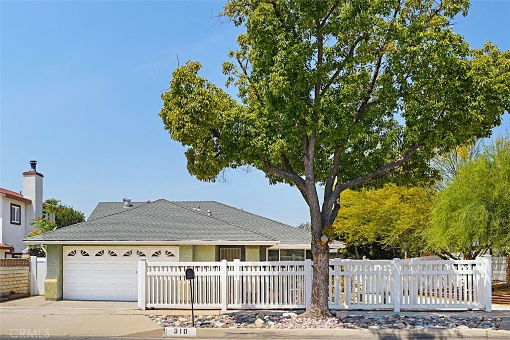 Property Photo:  910 S Willow Avenue  CA 92376 