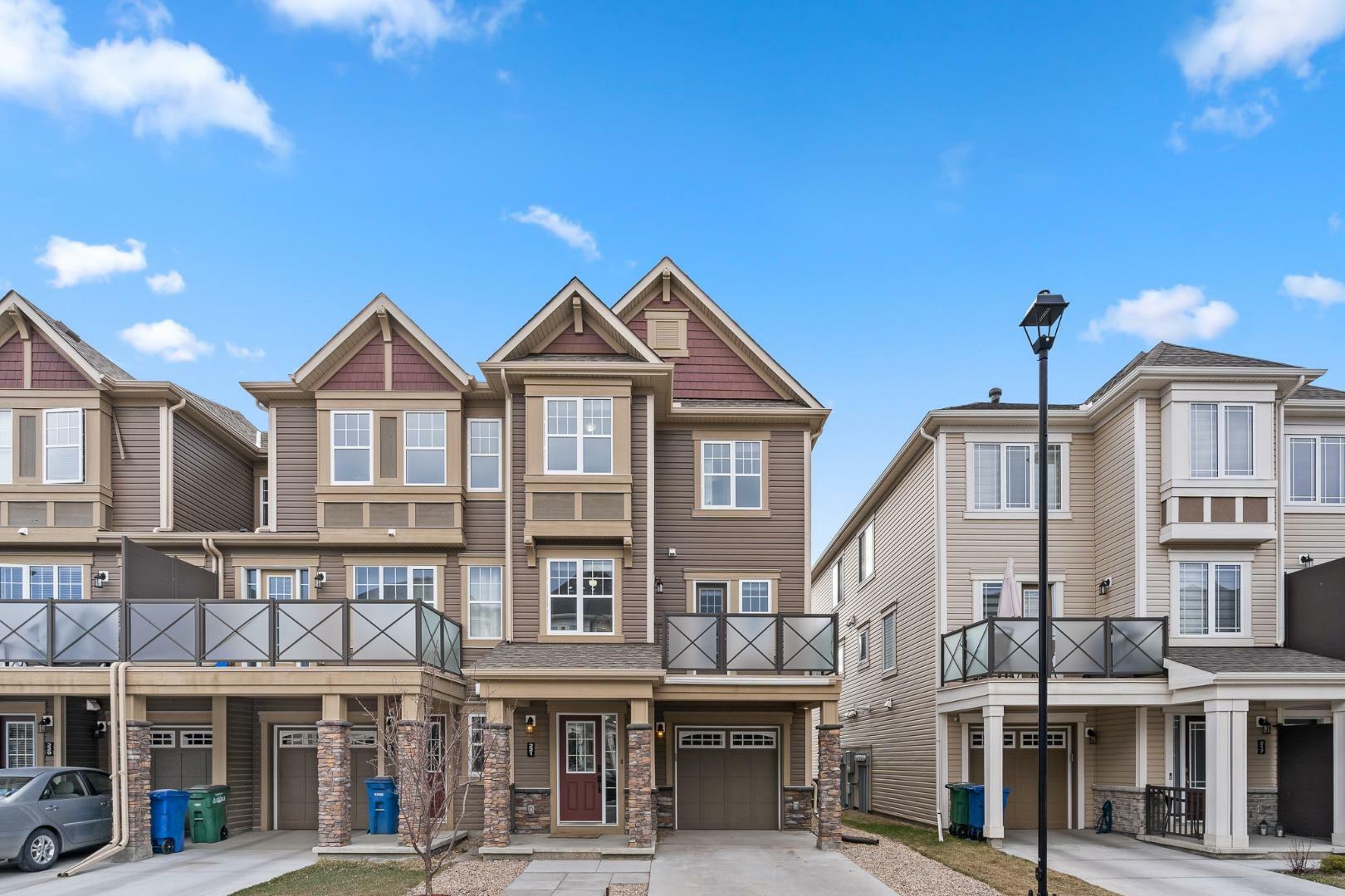 Property Photo: 221 Hillcrest Gardens SW AB T4B 4J2